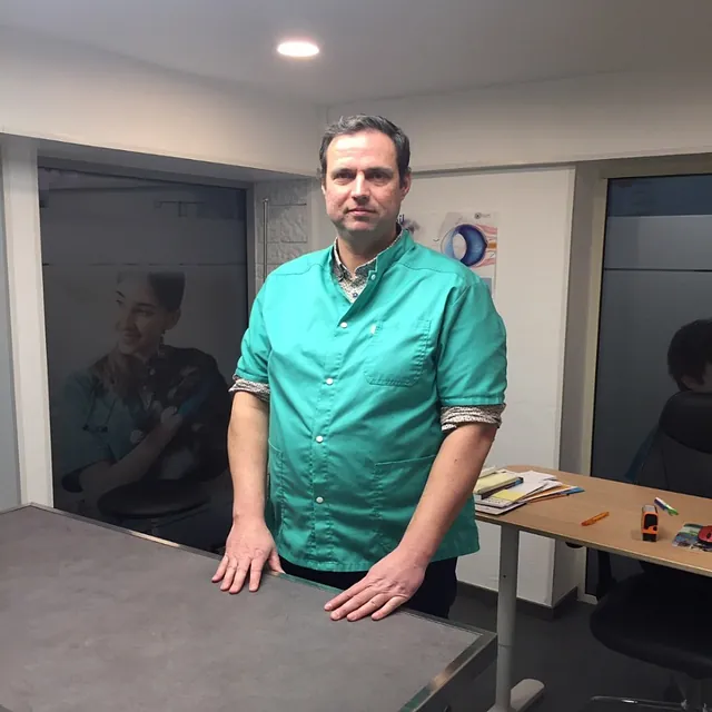 vétérinaire en blouse bleue